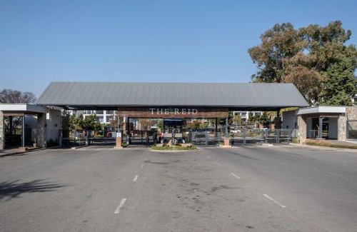 Greater Johannesburg Metropolitan Area Apartment | #AlimamaSpaces The Phelo's Reid