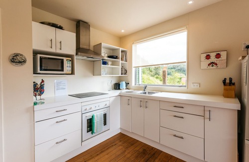 Onetangi Cottage | Alison's Place - Onetangi Holiday Home