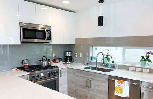 North Admiral House | Alki Beach Townhome A/C rooftop deck kids-friendly!