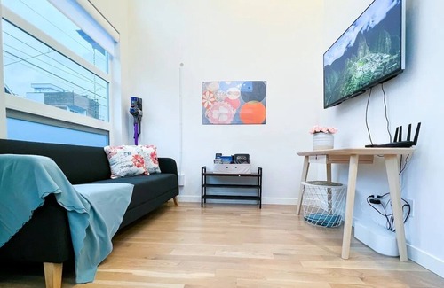 North Admiral House | Alki Beach Townhome A/C rooftop deck kids-friendly!