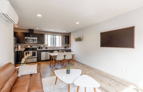 North Admiral House | Alki Home w Parking, Fast WiFi, Steps to the Beach