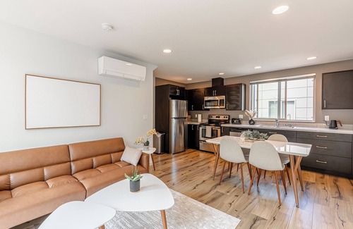 North Admiral House | Alki Home w Parking, Fast WiFi, Steps to the Beach