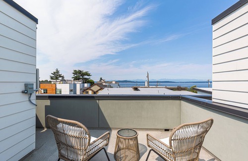 North Admiral House | Alki Home w Parking, Fast WiFi, Steps to the Beach