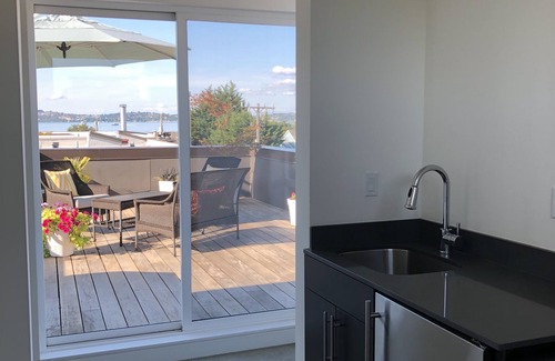 Alki House | Alki Rooftop Retreat