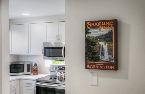 North Bend House | All 5 Moon River Suites on river - up to 30 guests