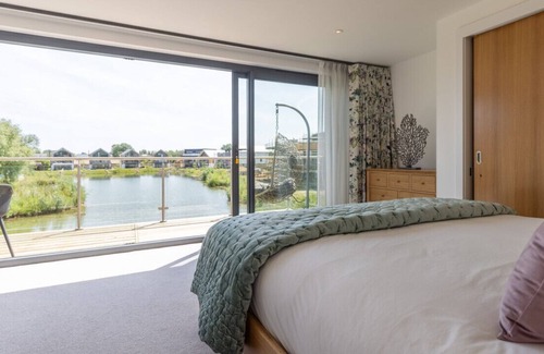 Cirencester Villa | All Aboard - ML53 - HOT TUB - Lakeside Spa