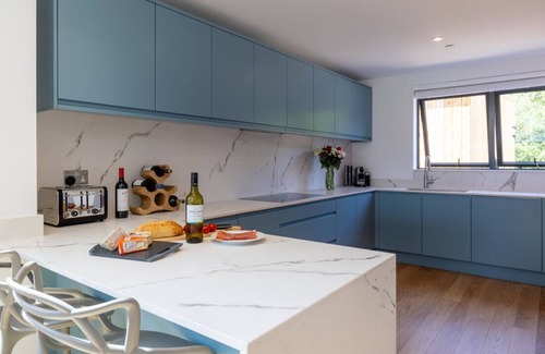 Cirencester Villa | All Aboard - ML53 - HOT TUB - Lakeside Spa