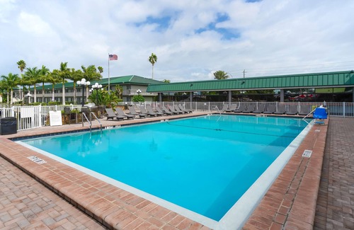 Trailer Estates Apartment | ALL BRAND-NEW Waterfront room-Heated Pool, Tiki Bar, Gym