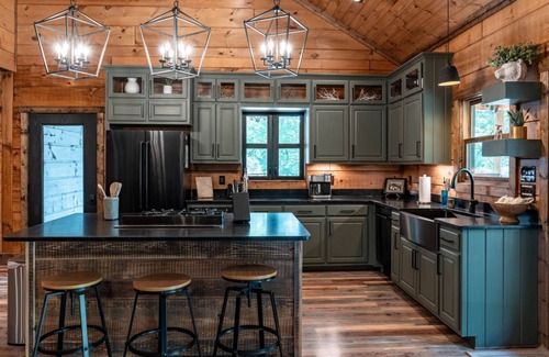 Topton Cabin | All Decked Out-Pet Friendly, Luxury Log Cabin Rental, High Speed Internet, 4 Decks, Swinging Day Bed, Large Hot Tub-Nantahala NC.