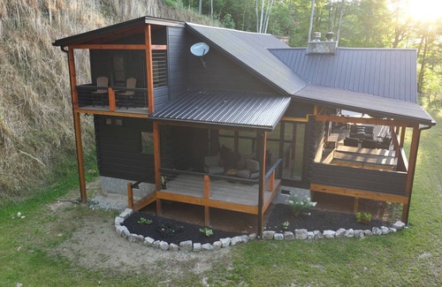 Topton Cabin | All Decked Out-Pet Friendly, Luxury Log Cabin Rental, High Speed Internet, 4 Decks, Swinging Day Bed, Large Hot Tub-Nantahala NC.