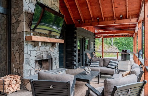 Topton Cabin | All Decked Out-Pet Friendly, Luxury Log Cabin Rental, High Speed Internet, 4 Decks, Swinging Day Bed, Large Hot Tub-Nantahala NC.