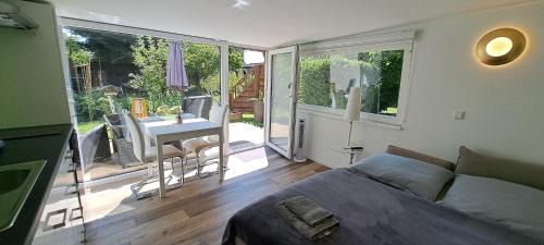 Vennhausen Apartment | All-in-One Apartment mit eigener Sonnenterrasse im Garten