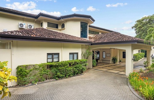 Coco Villa | All-Inclusive 8-BR Luxury Ocean-View Villa – Groups & Meal Plans