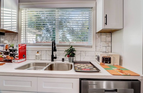 Reseda House | All Inclusive Modern Family Home 3BR 3BR Near Dignity Health Northridge Hospital