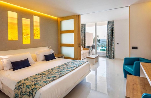 San Antonio Bay Resort | All inclusive two-bedroom suite and exclusive terrace with whirlpool in Ibiza