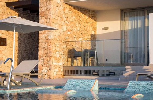 San Antonio Bay Resort | All inclusive two-bedroom suite and exclusive terrace with whirlpool in Ibiza
