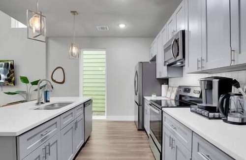 Terrell Heights House | All Masters, 22ft Ceilings!