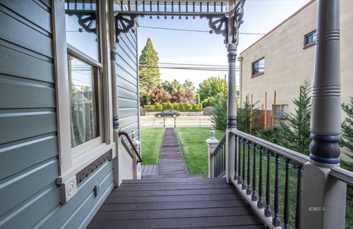 Bishop Apartment | All New 1 BEDROOM Downtown Luxury Victorian bedroom separate from house sleeps 2