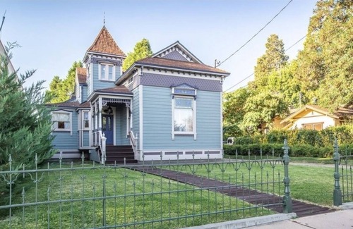 Bishop Apartment | All New 1 BEDROOM Downtown Luxury Victorian bedroom separate from house sleeps 2