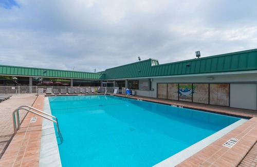 Trailer Estates Apartment | All-New, Comfortable, Huge Pool, Grill & Tiki Bar