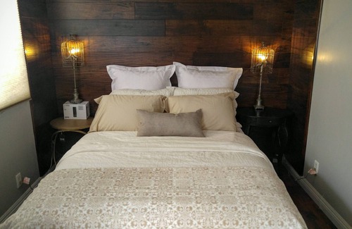 Vista Cottage | All New Interior Full Kitchen, Full Fence Yard, Pet Friendly, City Hideaway