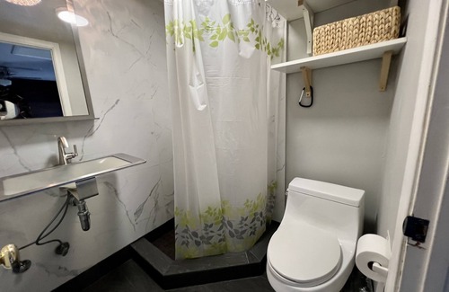 Vista Cottage | All New Interior Full Kitchen, Full Fence Yard, Pet Friendly, City Hideaway