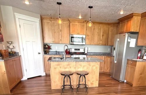 Lava Hot Springs House | All One Level Basement Unit Large Great Room Kitchen 3 bed 2 baths