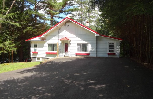 Lake Luzerne-Hadley Cottage | All Season Adirondack Rental