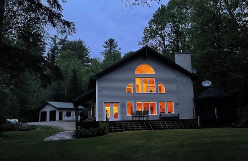 Bonfield Cottage | All season getaway waterfront on Talon Lake