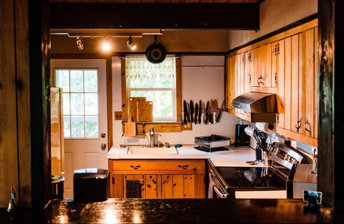Henryville House | All Seasons Getaway.