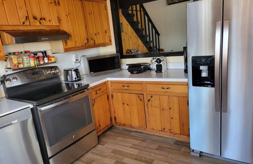 Henryville House | All Seasons Getaway.
