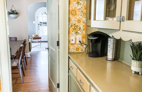 Cleveland House | All the Feels 70’s vibes 4br 3bath large yard with a playset