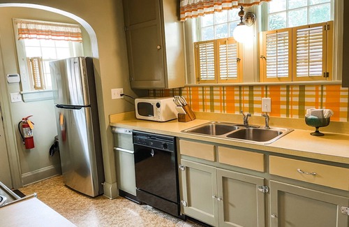 Cleveland House | All the Feels 70’s vibes 4br 3bath large yard with a playset