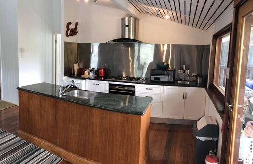 Parramatta Park House | All The Vues Tropical Oasis ideal for workgroup 6 friends and extended families