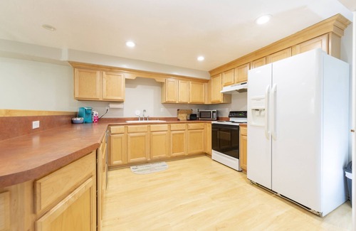Sandy Apartment | All Year Heated Pool, King Beds, Large Apartment, Ski & Hiking, Mountain View