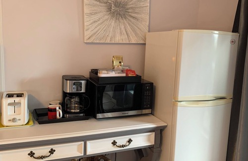 Rideau Lakes House | All Year Lakefront Getaway in a private guest rm & indoor pool/Sauna on QEstate