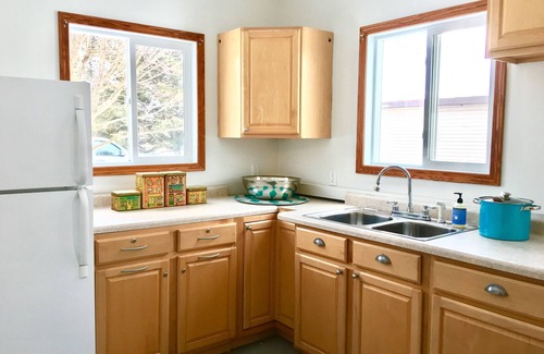 Fennville House | ALLEGAN ORCHARDS Sleeps25,Pool,HotTub,3Acres, Fireplce,FirePit,PoolTable,PingPng