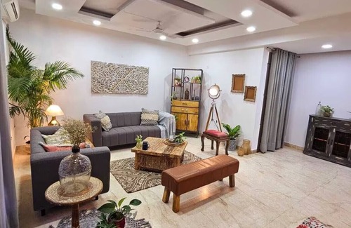 Sector D Apartment | Alluring, Affluent, Artistic Aparment 1 Room - Vasant Kunjn