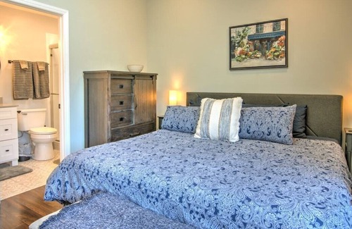 Johnson City House | Alluring oasis in the Pebble Creek Condominiums community, just a few steps away from ETSU.