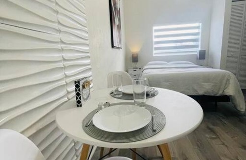 West Perrine Apartment | Alma Guest Suite