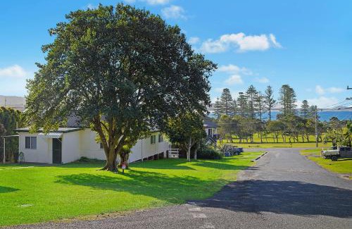 Crescent Head House | Almare 7 Gowing Street