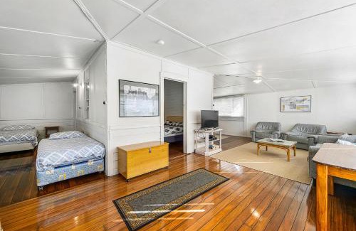 Crescent Head House | Almare 7 Gowing Street