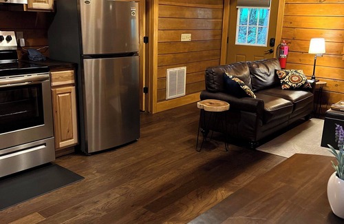 Hico Cabin | Almost Heaven 1BR Cabin: Romantic Retreat with Hot Tub
