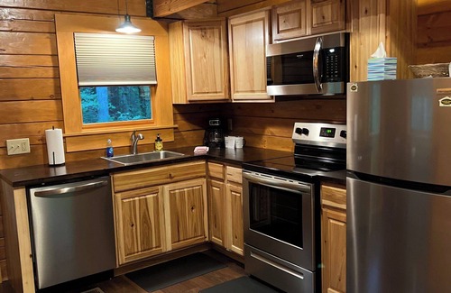 Hico Cabin | Almost Heaven 1BR Cabin: Romantic Retreat with Hot Tub