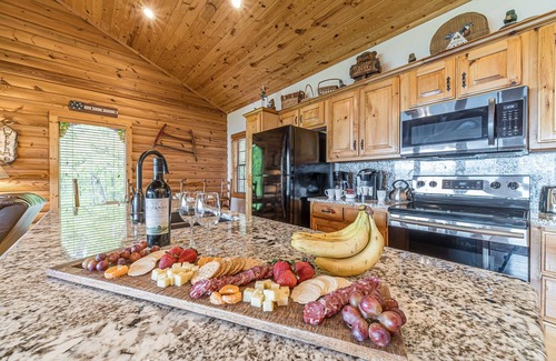 Helen Cabin | Almost Heaven | 3BR 3BA | Year-Round Mountain Views | Hot Tub and Pool Table
