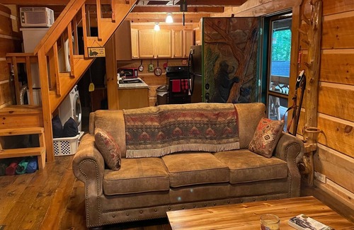 Bean Station Cabin | Almost Heaven. beautiful, private, quiet, log cabin nestled in the mountains.