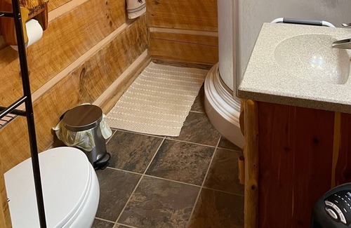 Bean Station Cabin | Almost Heaven. beautiful, private, quiet, log cabin nestled in the mountains.
