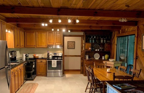 Creston House | Almost Heaven - Quiet Mountain Home