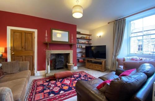 South Charlton House | Alnwick Holiday House - Charming, Historic, Central Alnwick with Courtyard
