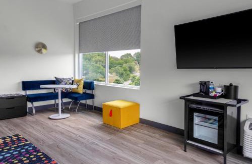 Merry Oaks Hotel | Aloft Nashville Airport